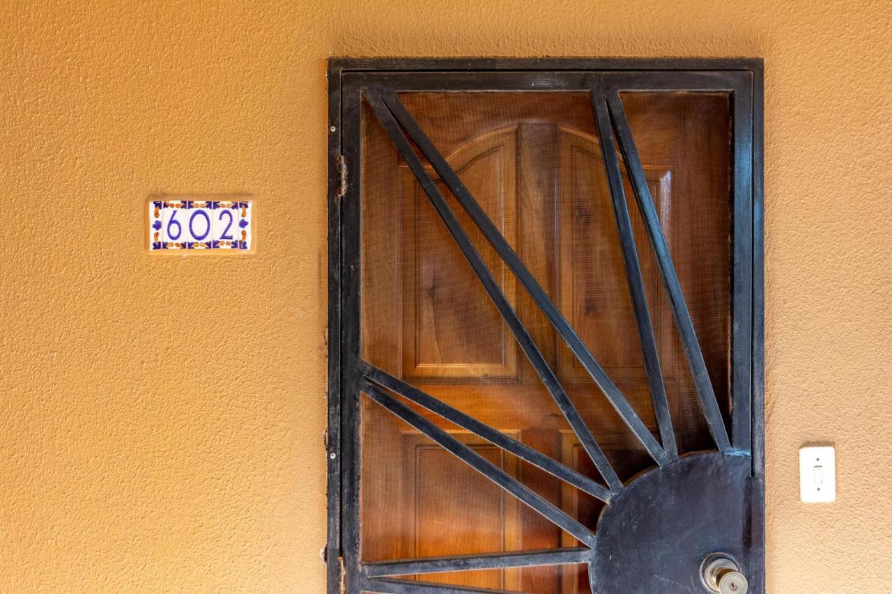 Warm Interiors And Orange Hues On Ground Floor In Front Of Beach プラヤ・フラミンゴ 部屋 写真