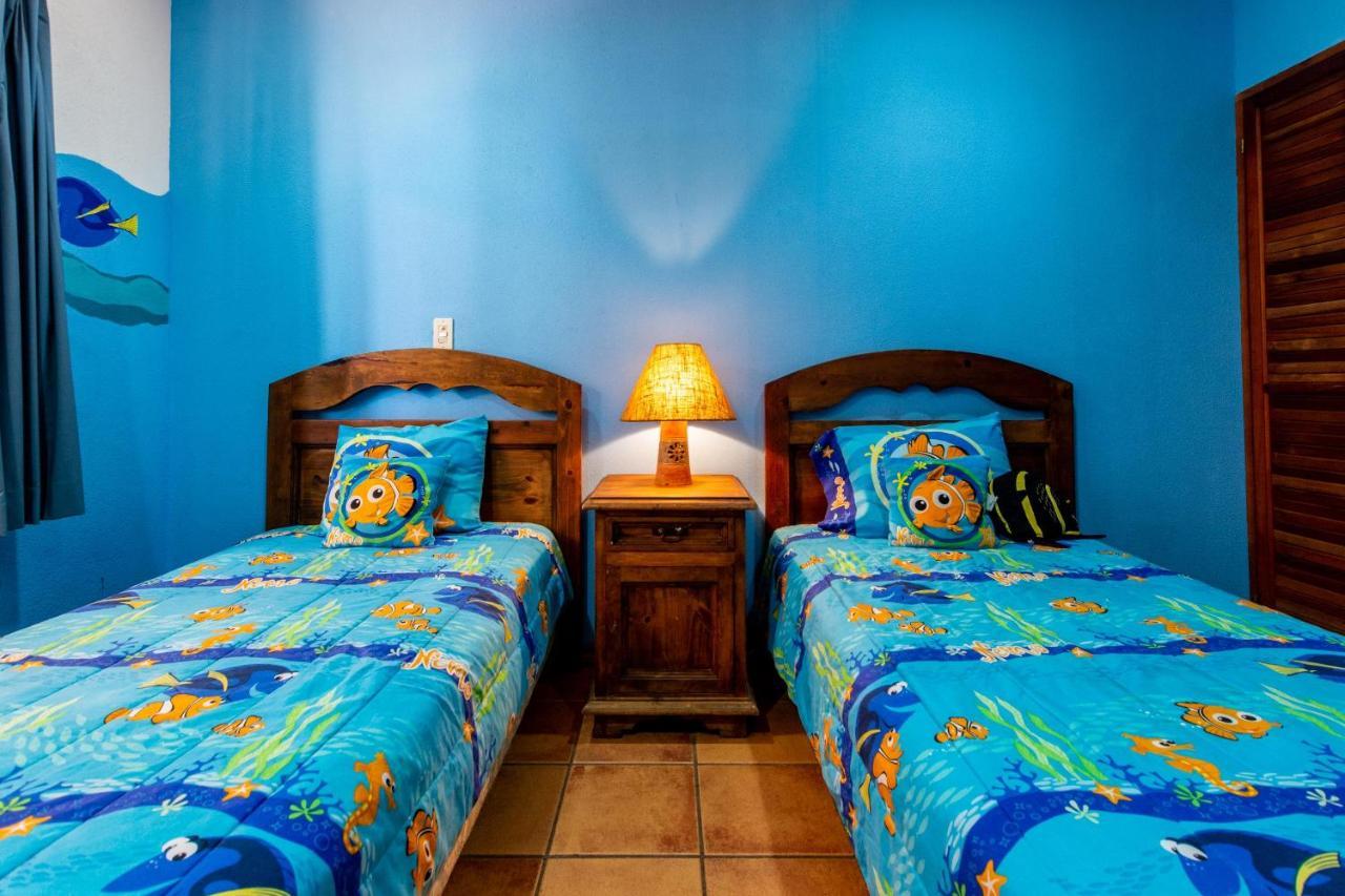 Warm Interiors And Orange Hues On Ground Floor In Front Of Beach プラヤ・フラミンゴ 部屋 写真
